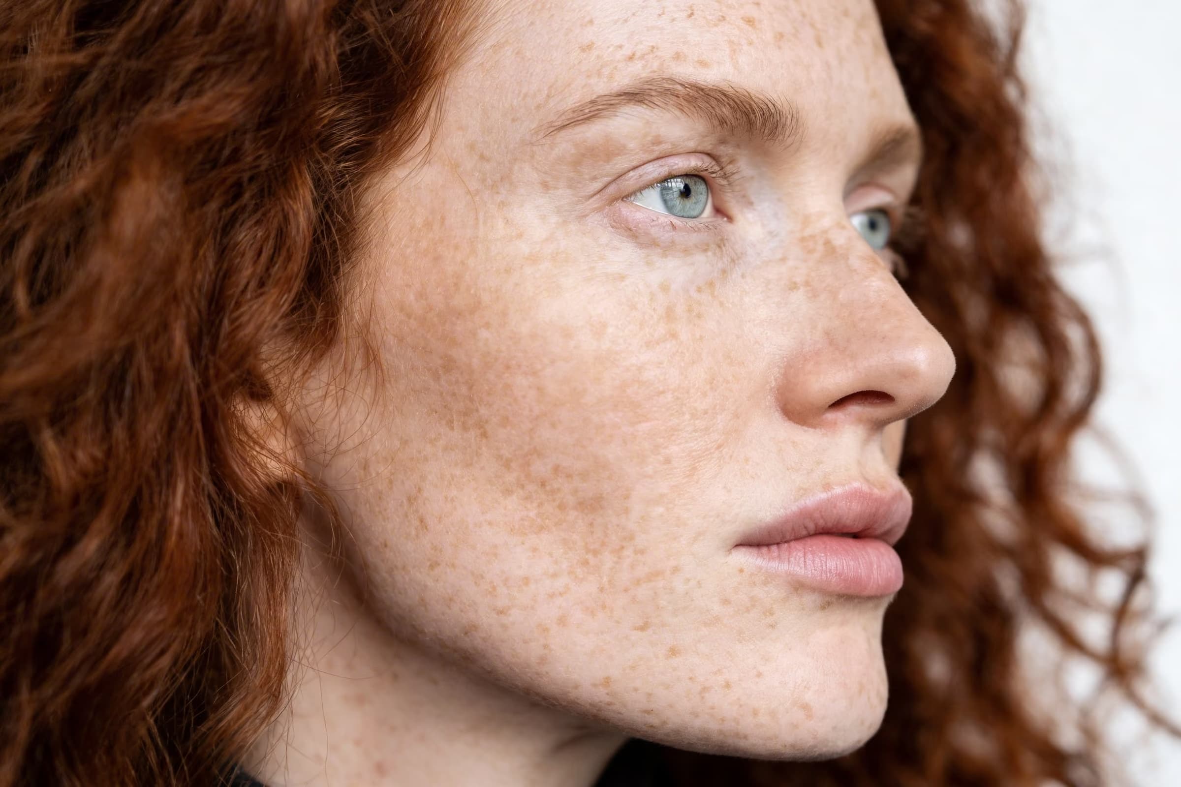 Peau du visage stimulée par les soins de première intention.