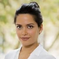 Portrait de Parvaneh Ayati, Ostéopathe & Directrice de Skincare Agency Paris.