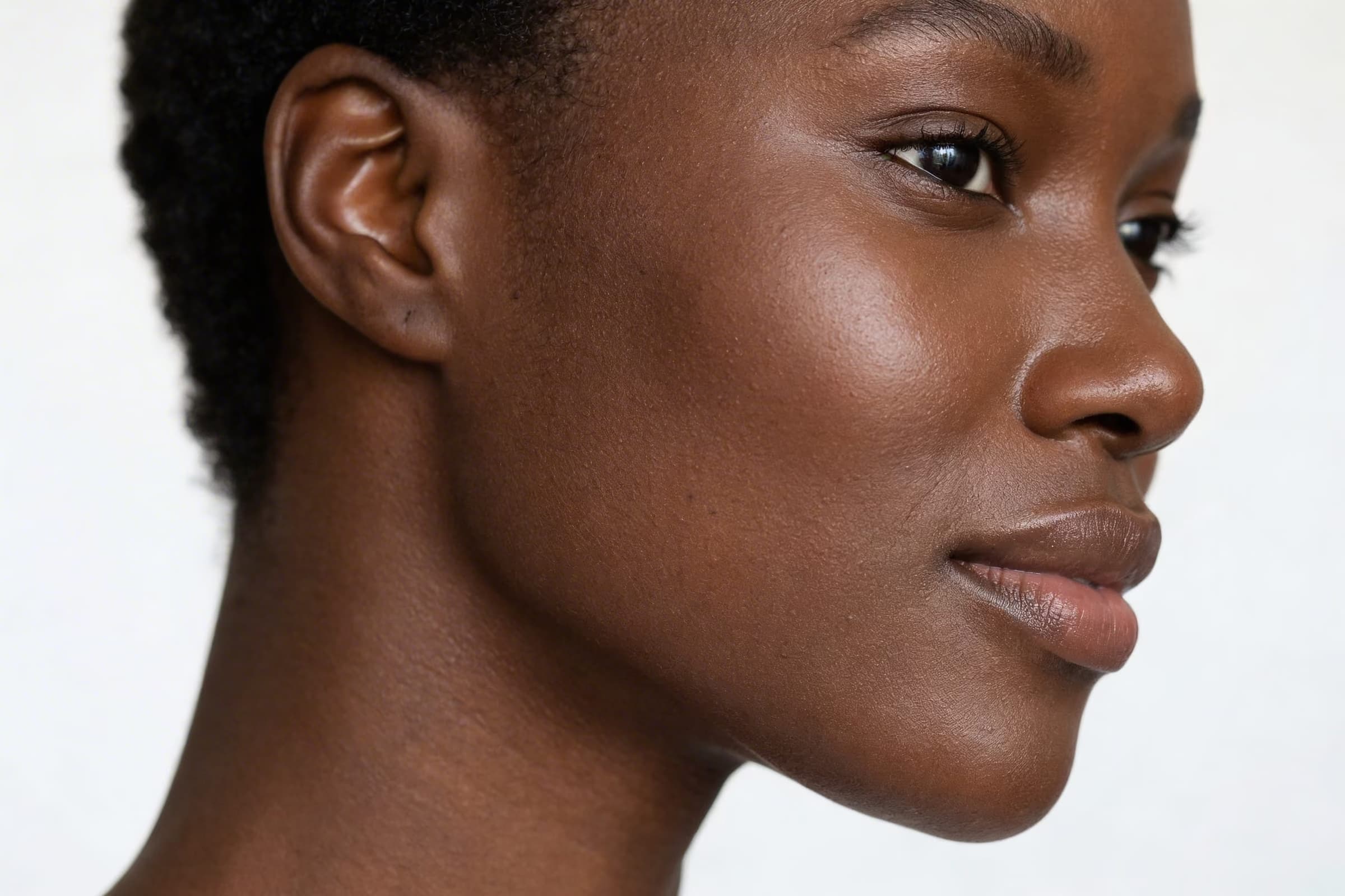 Gros plan d’un grain de peau lisse après renouvellement cellulaire.