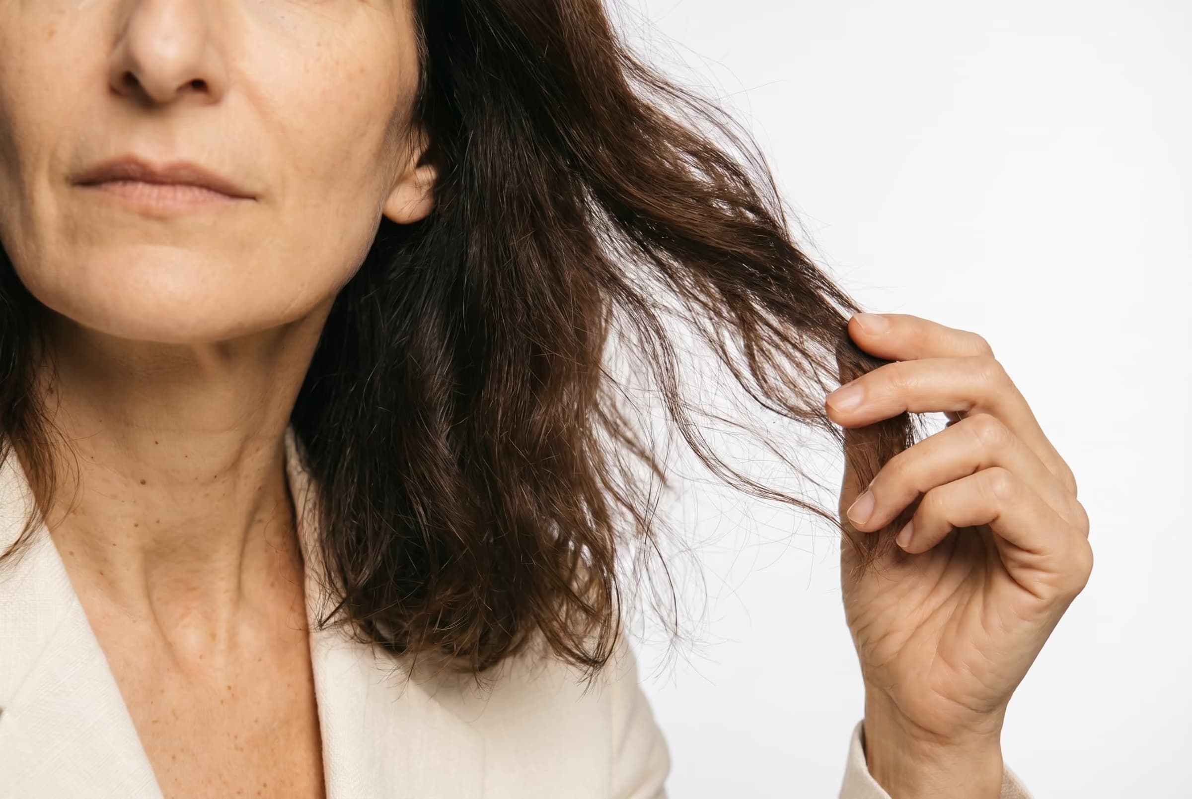 Thinned hair fibre, fine hair lacking hold.